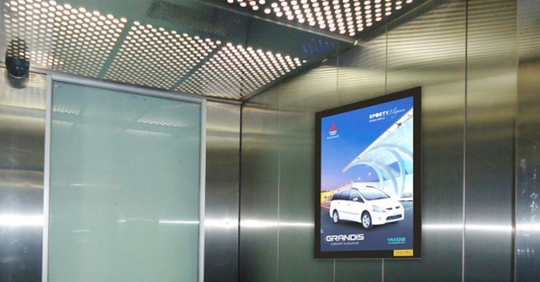 màn hình led quảng cáo trong thang máy 1