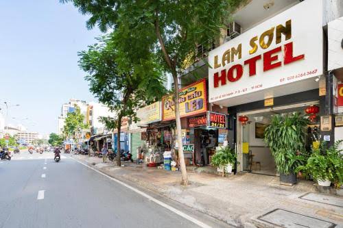 lam-bang-hieu-khach-san-quan-11