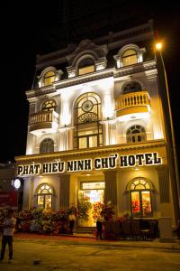 lam-bang-hieu-khach-san-quan-11