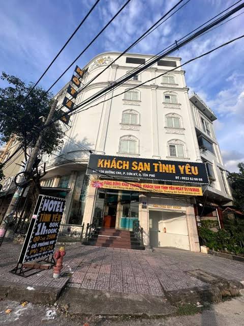 lam-bang-hieu-khach-san-quan-tan-phu