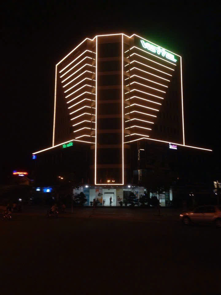 Thi công LED trang trí tòa nhà Quận 2